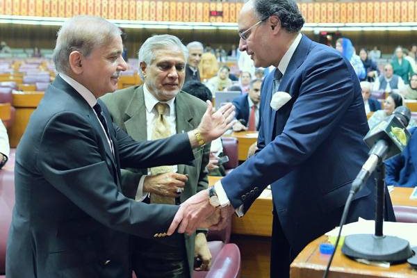 Time to move forward on economic front, says PM